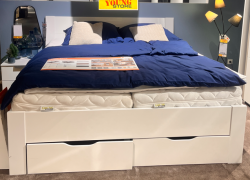 Doppelbett mit Kopfteil